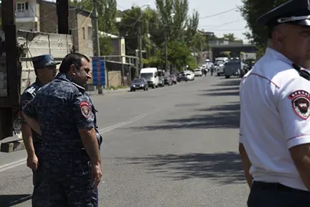 İrəvanda polis hökumət binasını mühasirəyə aldı