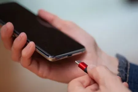 Telefonlarını uzun müddət şarjda saxlayanların - DİQQƏTİNƏ