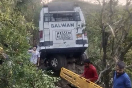 Avtobusa silahlı hücum: - Ölən və yaralananlar var