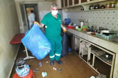 Evdən 3 maşın zibil çıxarıldı