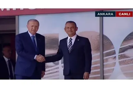 Tarixi görüş: Ərdoğan 18 ildən sonra CHP-nin Baş qərargahında