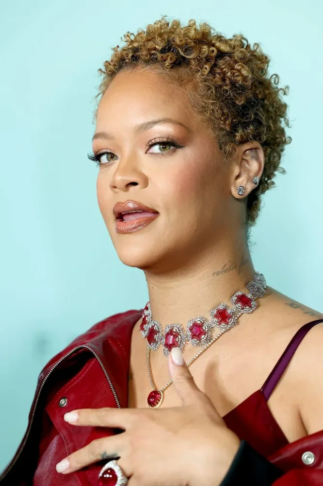 Rihanna parikini çıxartdı - FOTO