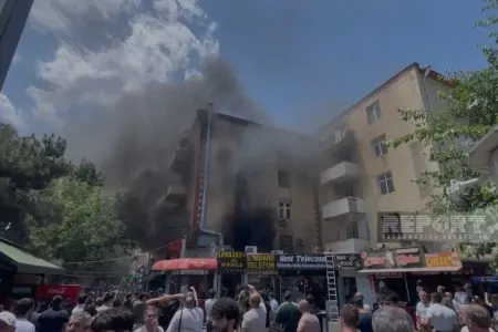 Metronun “Neftçilər” stansiyasının yaxınlığında dönərxana yanır - VİDEO