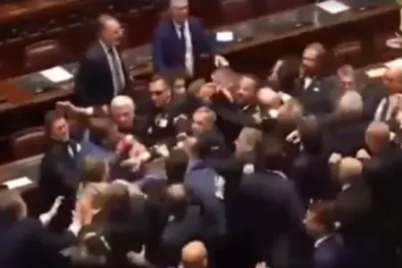 İtaliya parlamentində 11 deputat işdən çıxarıldı