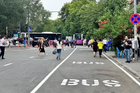 Bakının daha bir küçəsində avtobus zolağı