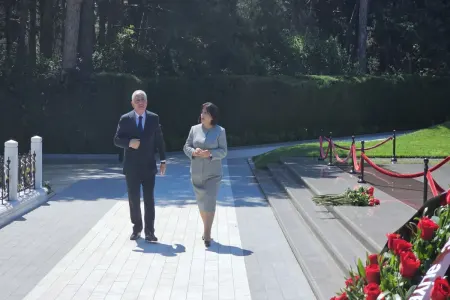 Baş nazir və spiker Heydər Əliyevin məzarını ziyarət ediblər - FOTO