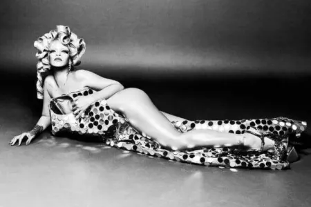 Rihanna yarıçılpaq pozalar verdi - – FOTO