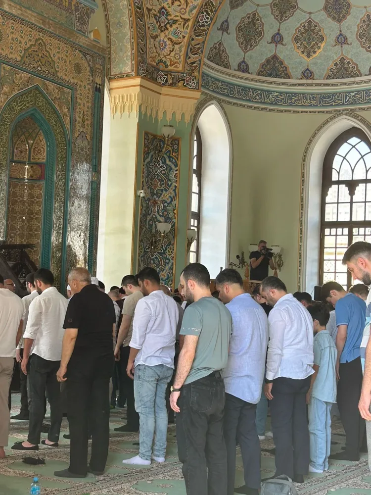 Təzəpir məscidində bayram namazı qılınır