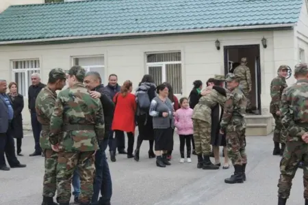 Hərbi hissələrdə valideynlərlə görüşlər qadağan edildi