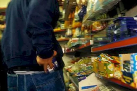 Oğurladığı şokoladları qatıqla dəyişdi, həbs olundu