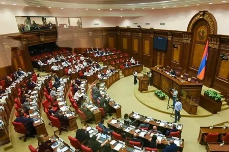 Paşinyanın partiyası parlamentə gəlməkdən boyun qaçırdı