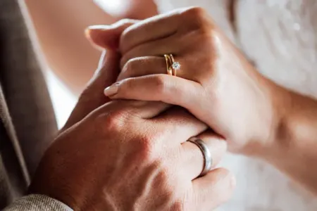 61 yaşlı Xalq artisti 18 yaşlı qızla evlənir - FOTO