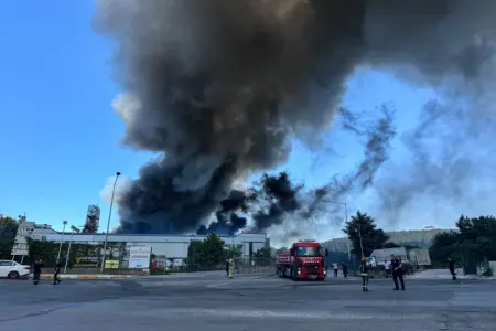 İstanbulda zavodda güclü yanğın başlayıb