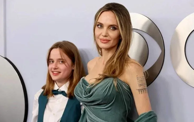 Coli və qızı qırmızı xalçada – - Fotolar