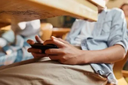 Məktəblərdə telefon qadağan edildi