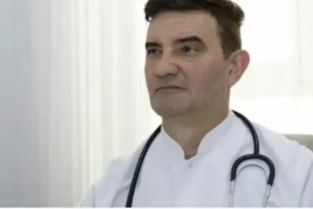 Tanınmış həkim Azər Maqsudovun məhkəməsi başladı