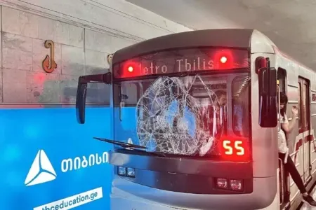 Metroda sərnişin relslərin üstünə yıxıldı