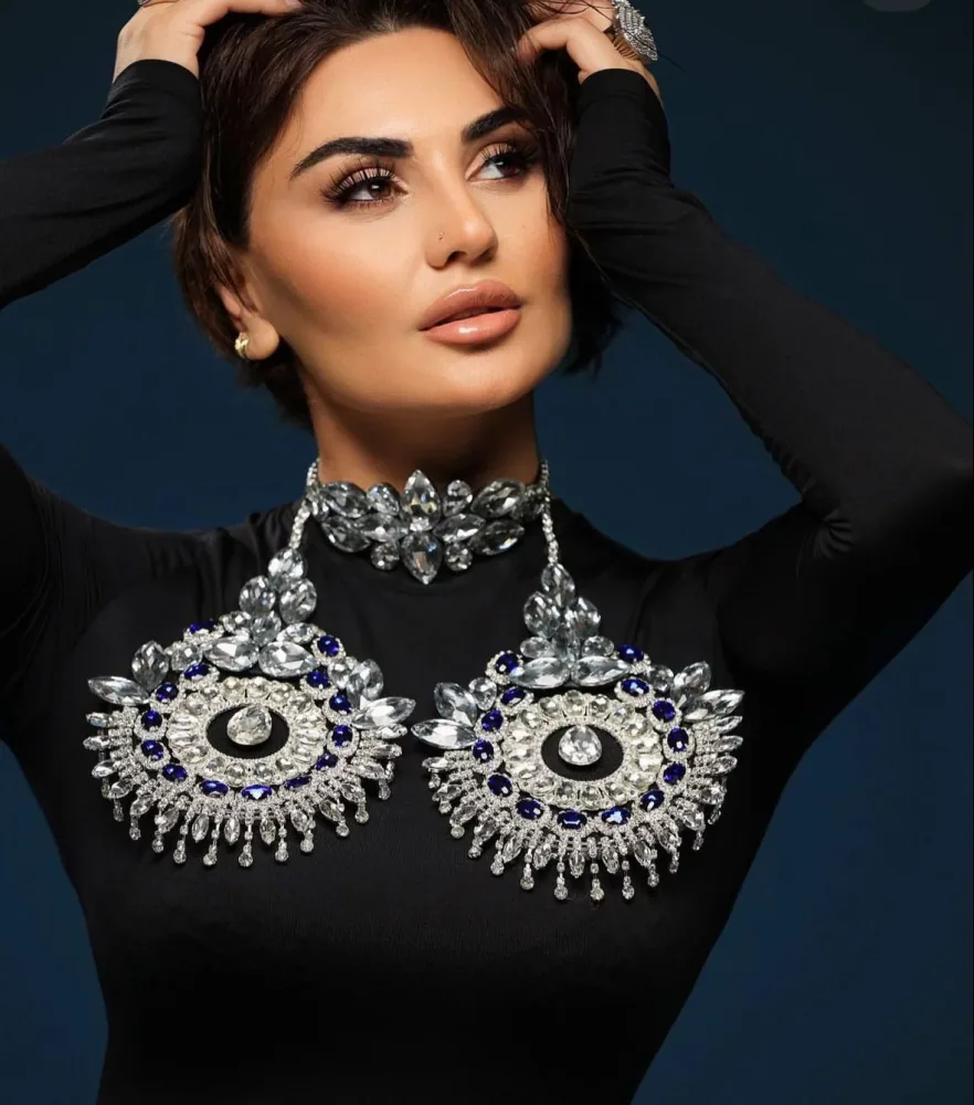 Şəbnəm Tovuzlu büstqalter formasında aksesuar taxdı - FOTOLAR