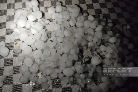 Qaxa güclü dolu düşüb