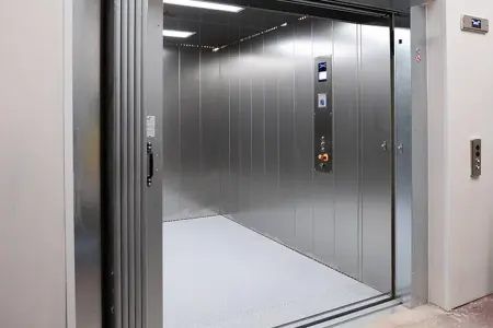 Bakıda lift qırıldı - Yaralılar var