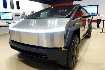 "Tesla" 2 minə yaxın Cybertruck-u - geri çağırır