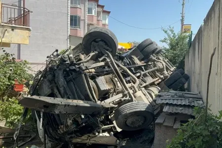 Yük maşını avtobusa çırpıldı: - Yaralılar var