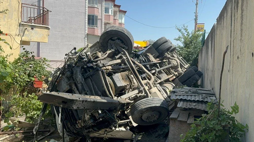 Yük maşını avtobusa çırpıldı: - Yaralılar var