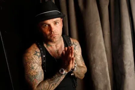 49 yaşlı müğənni evində ölü tapıldı