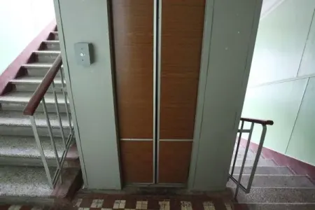 Tanımadığı şəxs liftdə qıza hücum edib - təcavüzə cəhd