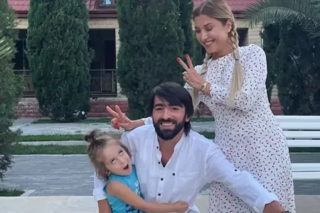 Elşaddan xanımı ilə foto