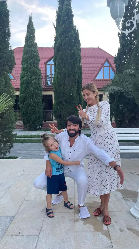 Elşaddan xanımı ilə foto