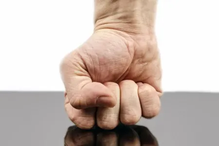 Araşdırma: Qəzəbli insanlar çətinliklərin öhdəsindən daha yaxşı gəlirlər