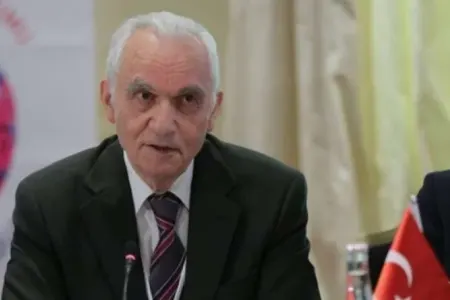 Yaşar Yakış vəfat etdi