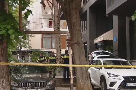 Evə çağırılan polis bıçaqlandı