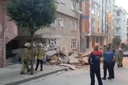 İstanbulda dördmərtəbəli bina uçdu