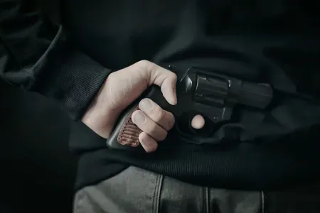 13 yaşlı uşaq avtobusa atəş açdı