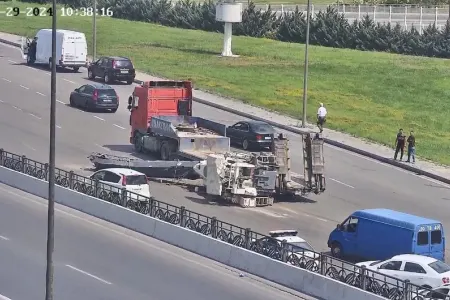 Yük avtomobilinin üzərindəki texnika yola düşdü