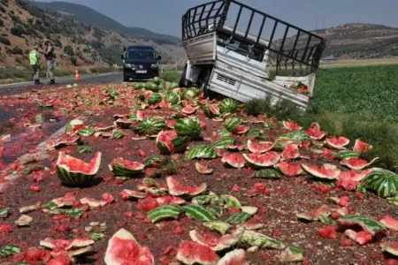 Qarpızla dolu yük avtomobili dərəyə aşdı