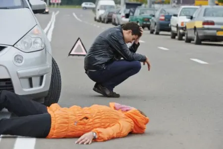 Goranboyda yolu keçmək istəyən qadını maşın vurdu