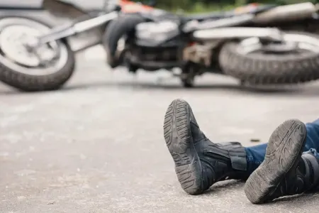 Bakıda motosikletçi yol qəzasında xəsarət aldı