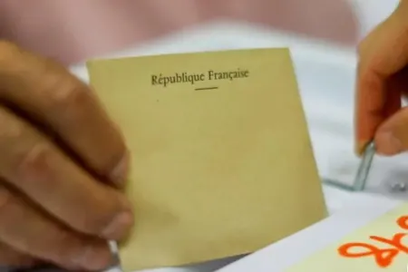 Fransada növbədənkənar parlament seçkiləri keçirilir