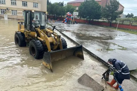 Güclü yağış küçələri gölə çevirdi - FOTO