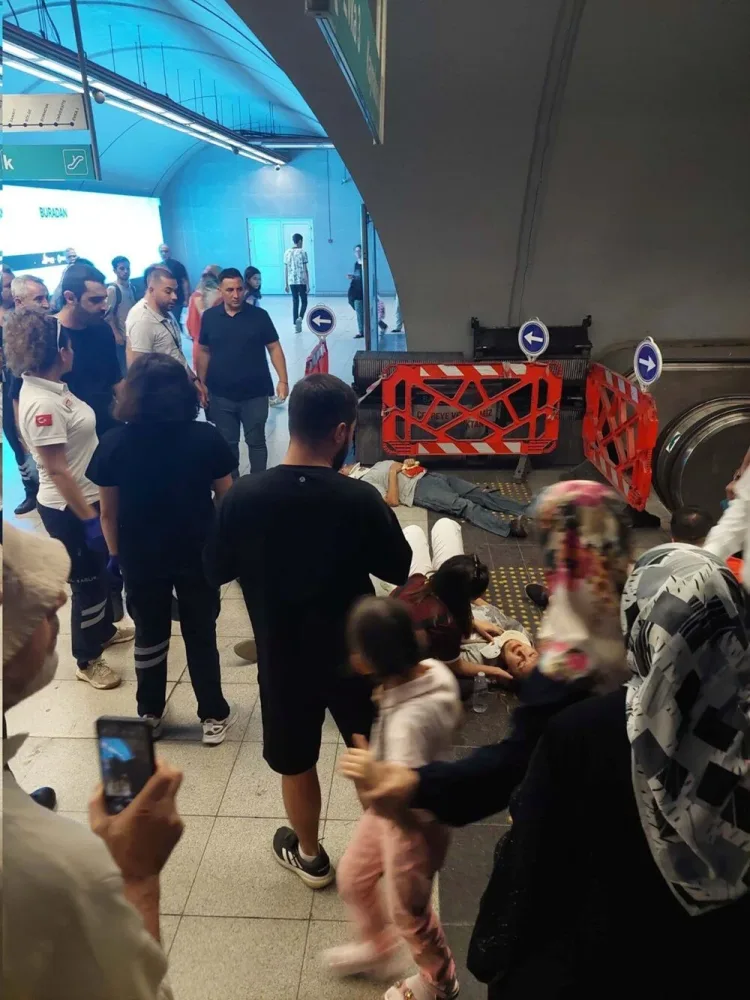 Metroda eskalator qəzası: - Yaralılar var - FOTO