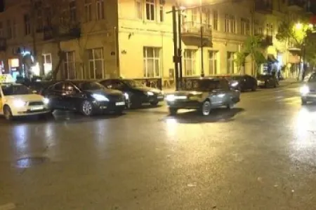 Aeroport yolunda ağır qəza: 6 avtomobil toqquşdu
