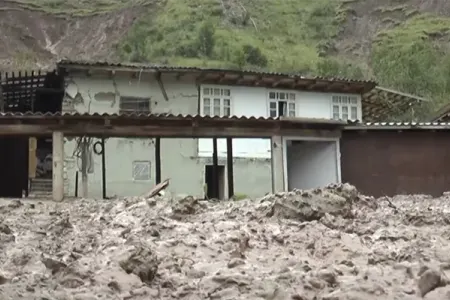 Azərbaycanda bu kənd palçıq altında qaldı