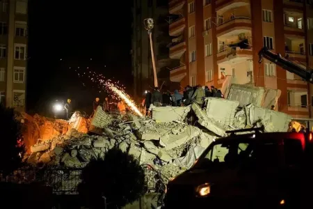 Üçmərtəbəli bina çökdü, ölənlər var