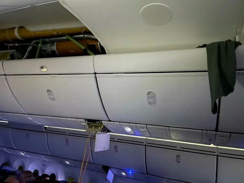 Təyyarə turbulentliyə girdi, oturacaqlar qırıldı: - Yaralılar var - VİDEO