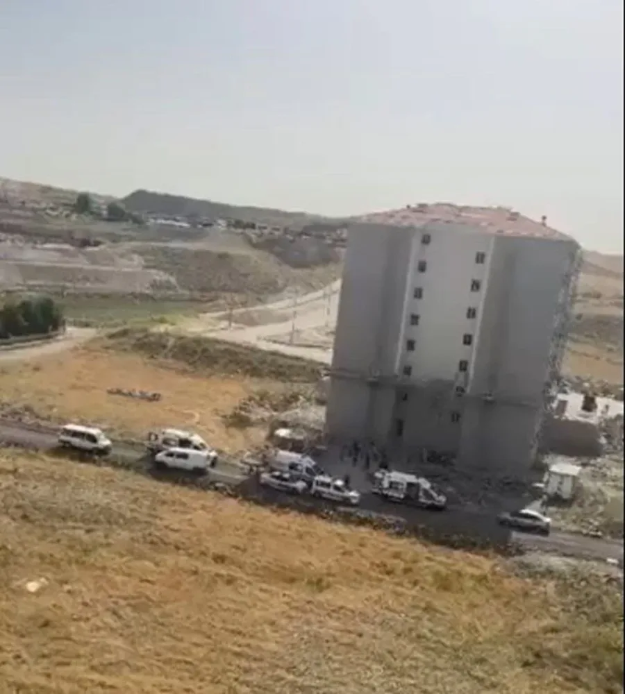 Tikinti çökdü: - Yaralılar var