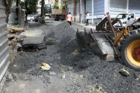 Güclü yağış yolu çökdürdü