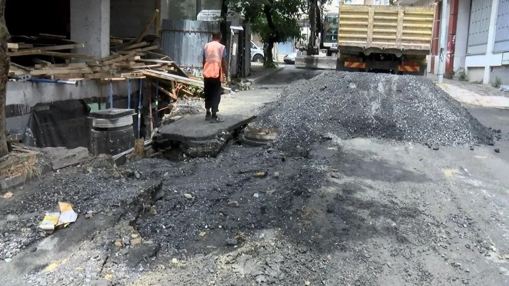 Güclü yağış yolu çökdürdü